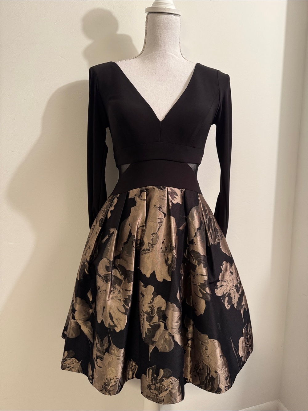 Avery G Deep V Sexy Fit-and-Flare Dress w Side Cutouts/Pockets —sz 2